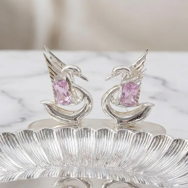 Elegant_Swan_Platter_With_Pink_Stone_Accents