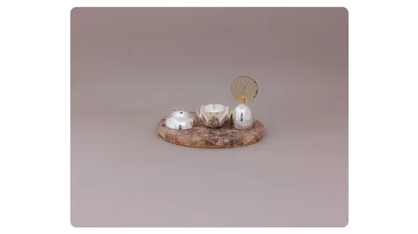 Decorative_Wooden_Tray_With_Candle_Holders_And_Shell_Accent