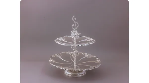 2-Tier_Crystal_Glass_Cake_Stand_With_Ornate_Handle