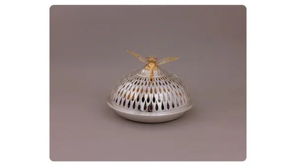 Stainless_Steel_Dome-Shaped_Strainer_With_Decorative_Bee_Finial