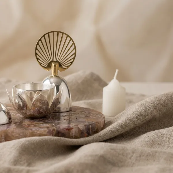 Decorative_Wooden_Tray_With_Candle_Holders_And_Shell_Accent