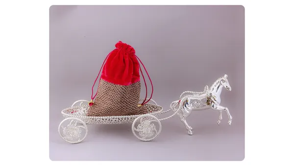 Decorative_Silver-Tone_Horse_Carriage_With_Red_Pouch