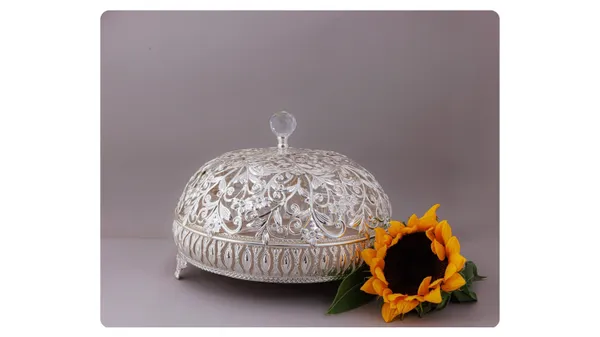 Ornate_Crystal_Cake_Dome_With_Sunflower_Accent