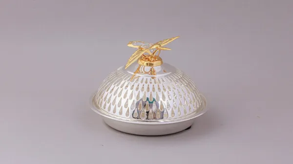 Silver-Tone_Domed_Jar_With_Golden_Bee_Accent