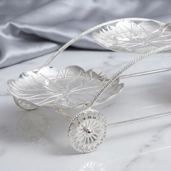 Elegant_Silver-Tone_Decorative_Handle_With_Floral_Motif