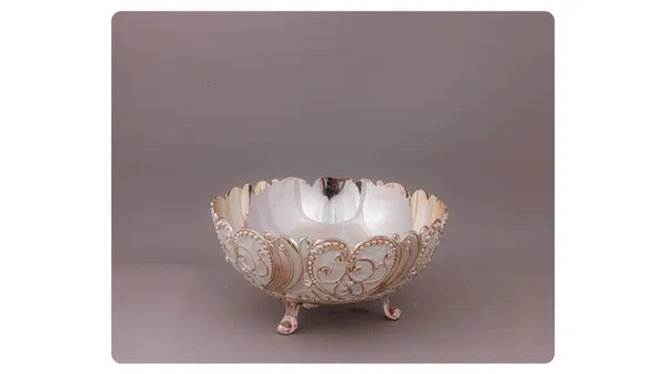 Decorative_Silver-Plated_Fruit_Bowl_With_Handle
