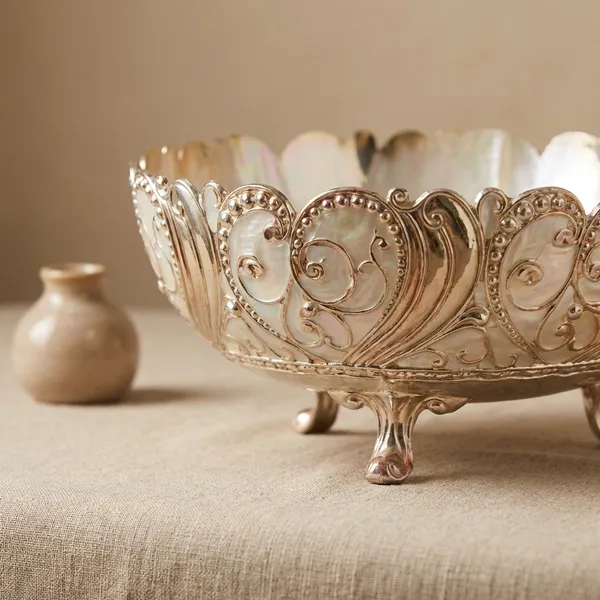 Decorative_Silver-Plated_Fruit_Bowl_With_Handle