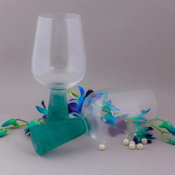 Decorative_Wine_Glass_With_Floral_Embellishments_And_Pearl_Accents