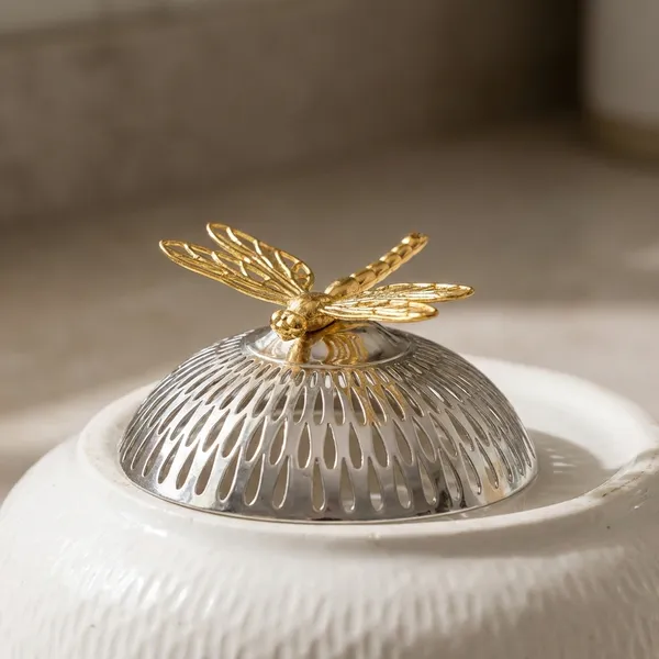 Stainless_Steel_Dome-Shaped_Strainer_With_Decorative_Bee_Finial