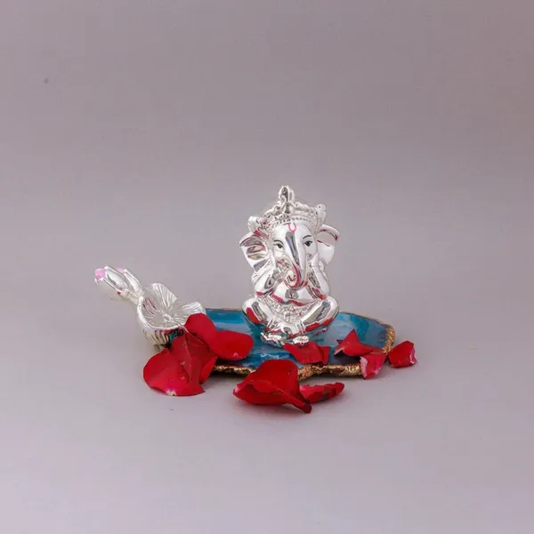 Decorative_Crystal_Ganesh_Idol_With_Red_Petals