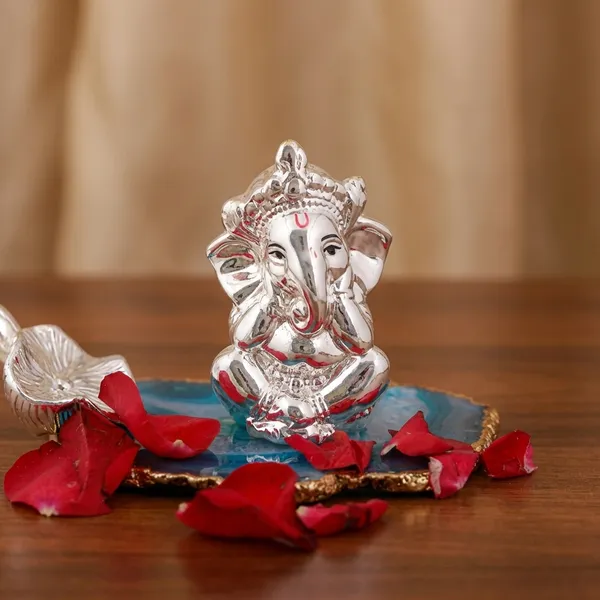 Decorative_Crystal_Ganesh_Idol_With_Red_Petals