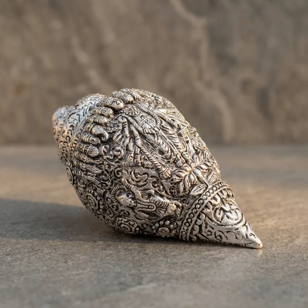 Decorative_Silver-Toned_Seashell_Sculpture