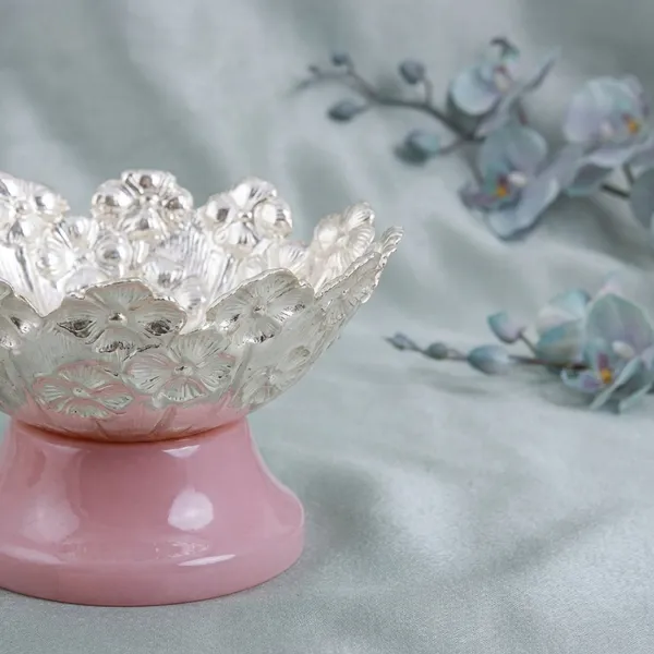 Decorative_Flower_Bowl_With_Pink_Ceramic_Base