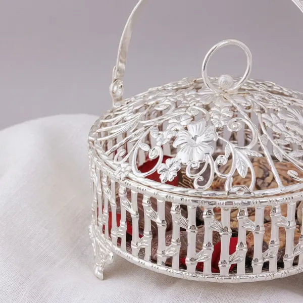 Decorative_Silver-Toned_Wire_Basket_With_Lid_And_Handle