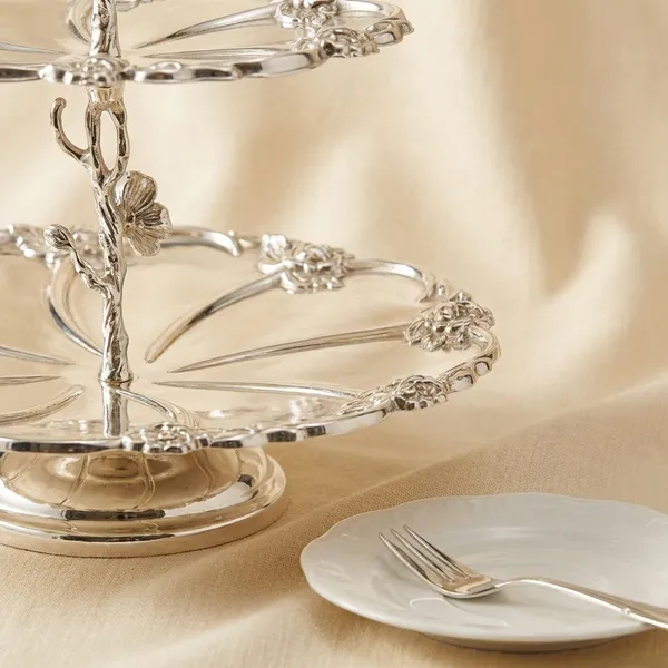 2-Tier_Crystal_Glass_Cake_Stand_With_Ornate_Handle