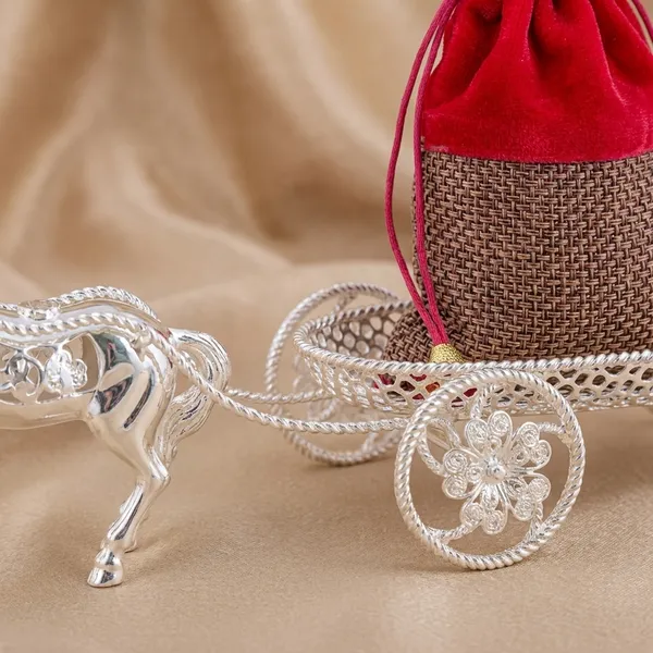 Decorative_Silver-Tone_Horse_Carriage_With_Red_Pouch