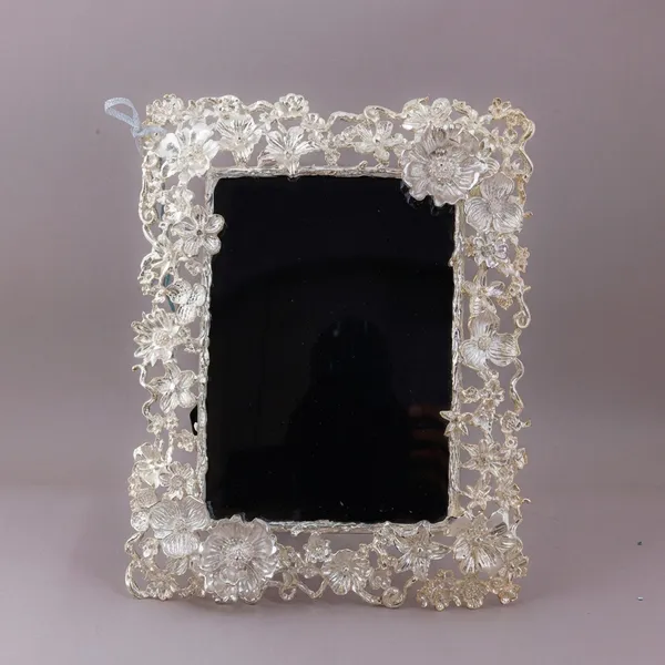 Decorative_Silver_Floral_Photo_Frame