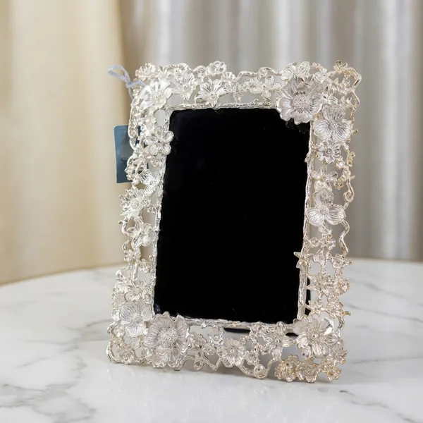 Decorative_Silver_Floral_Photo_Frame