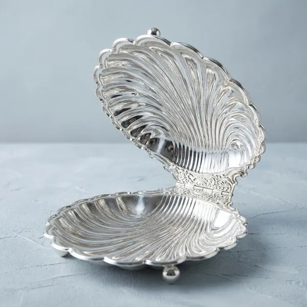 Shell-Shaped_Crystal_Glass_Serving_Dish_With_Lid