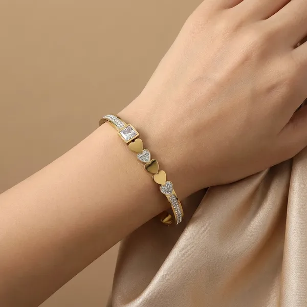 Gold_Plated_Heart_Design_Bracelet_With_Crystal_Accents_For_Women