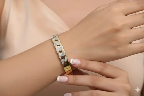 Elegant_Gold_Plated_Cuban_Link_Bracelet_With_Diamond_Studded_Design_For_Women