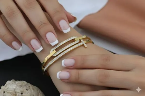 Gold_Plated_Crystal_Bracelet_With_Elegant_Design_For_Women
