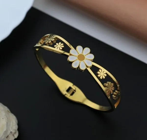 Gold_Plated_Daisy_Flower_Bracelet_For_Women
