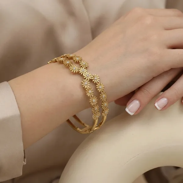 Gold_Plated_Daisy_Flower_Bracelet_For_Women