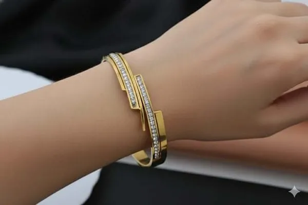 Elegant_Gold_Plated_Crystal_Studded_Cuff_Bracelet_For_Women