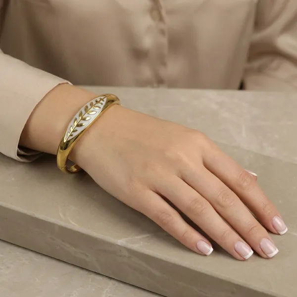 Gold_Leaf_Design_Bangle_Bracelet_For_Women