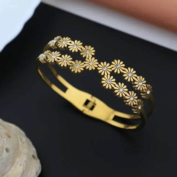 Gold_Plated_Daisy_Flower_Bracelet_For_Women