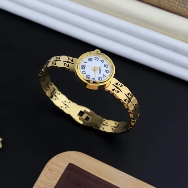 Elegant_Gold_Toned_Bracelet_Watch_With_Floral_Link_Design_For_Women