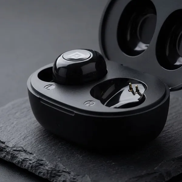 Black_True_Wireless_Bluetooth_Earbuds_With_Charging_Case