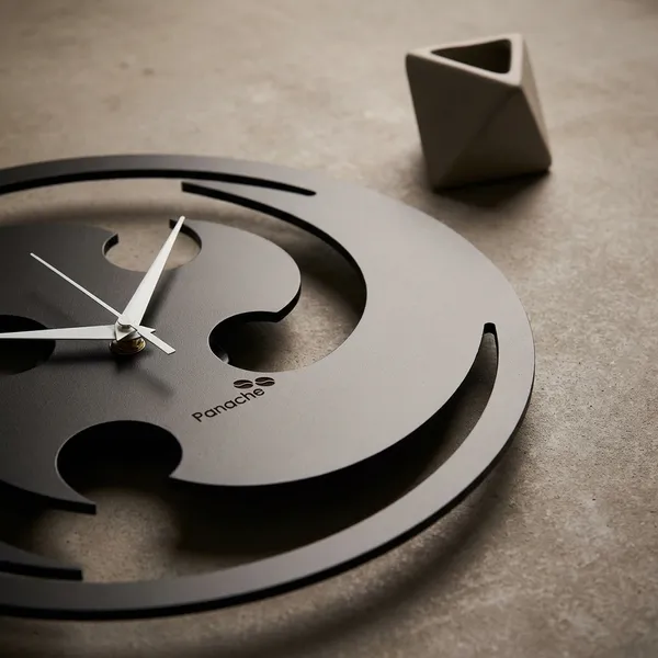 Modern_Black_Artistic_Wall_Clock_With_Yin-Yang_Inspired_Design