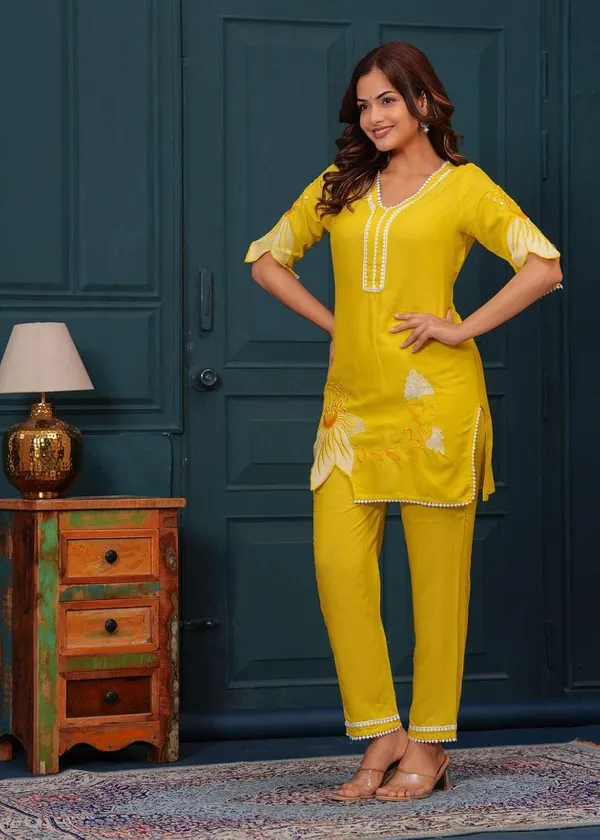 Yellow_Cotton_Floral_Printed_Short_Straight_Kurti_With_Pant_For_Women