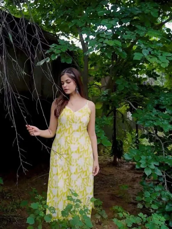 Yellow_Rayon_Floral_Printed_Sleeveless_Straight_Kurti_Set_For_Women