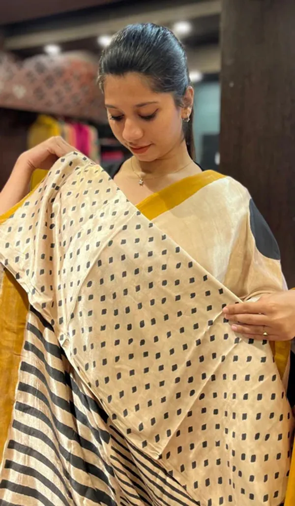 Ethnic_Pure_Soft_Chinon_Silk_Digital_Printed_Saree_with_Unstitched_Blouse_Piece_|_Bollywood_Style_Lightweight_Traditional_Wear_for_Women