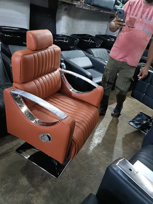 Professional_Barber_Chair_With_Hydraulic_Base_Premium_Salon_Furniture