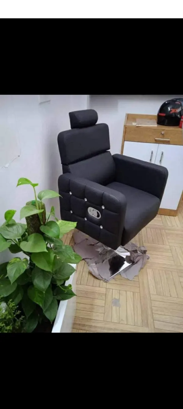 Professional_Salon_Chair_With_Hydraulic_Lift_And_Adjustable_Headrest_Black