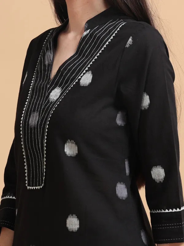 Black_Polka_Dot_Kurta_Set_With_Embroidered_Neckline_For_Women