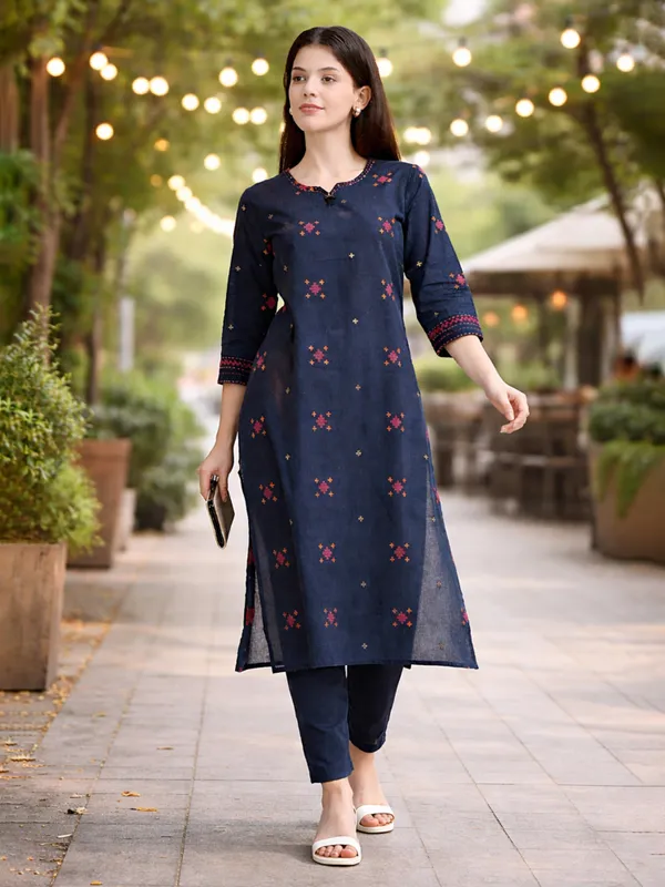 Navy_Blue_Embroidered_Straight_Kurta_With_Side_Slits_For_Women
