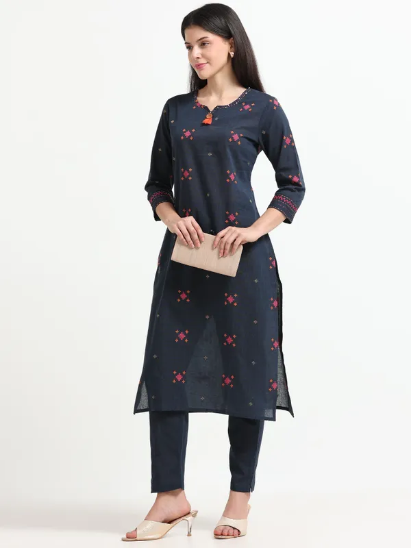 Navy_Blue_Embroidered_Straight_Kurta_With_Side_Slits_For_Women