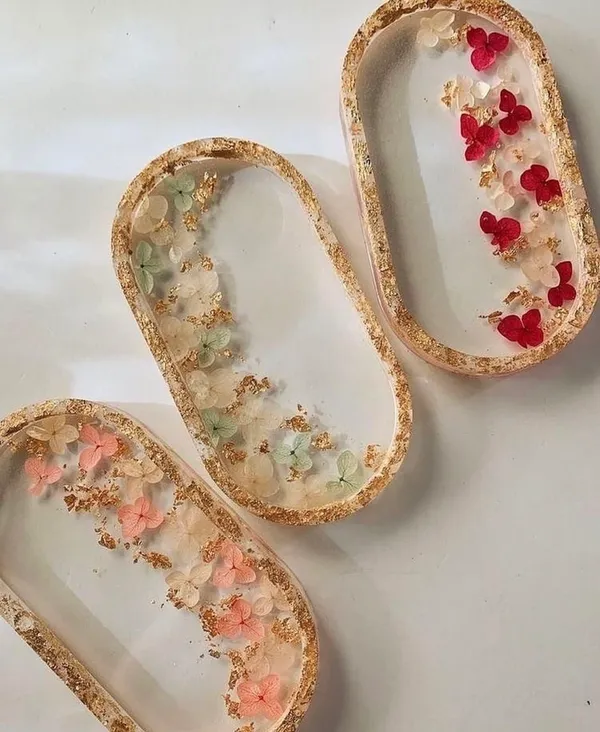 Resin_Jewelry_Tray_With_Dried_Flowers_And_Gold_Leaf