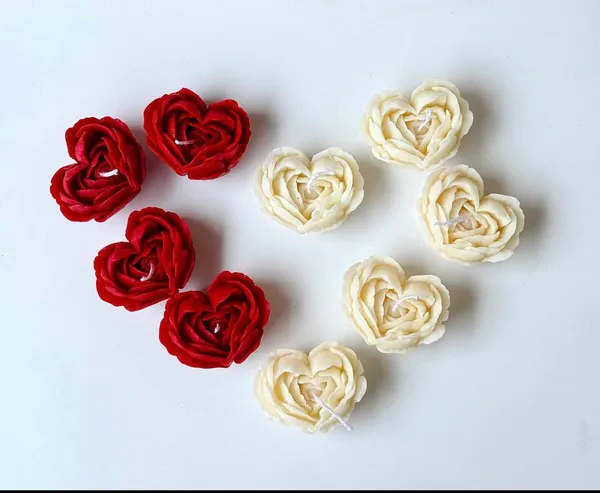 Decorative_Heart-Shaped_Rose_Flowers_Candle