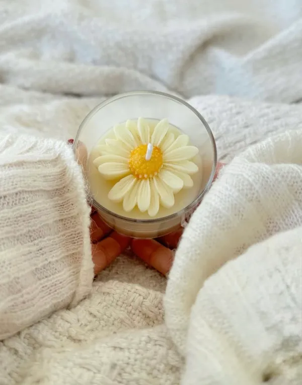 Daisy_Flower_Decorative_Candle_In_Amber_Glass