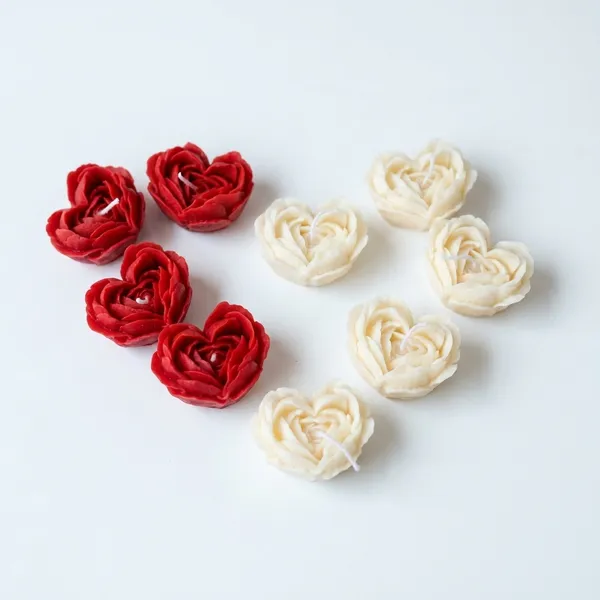 Decorative_Heart-Shaped_Rose_Flowers_Candle