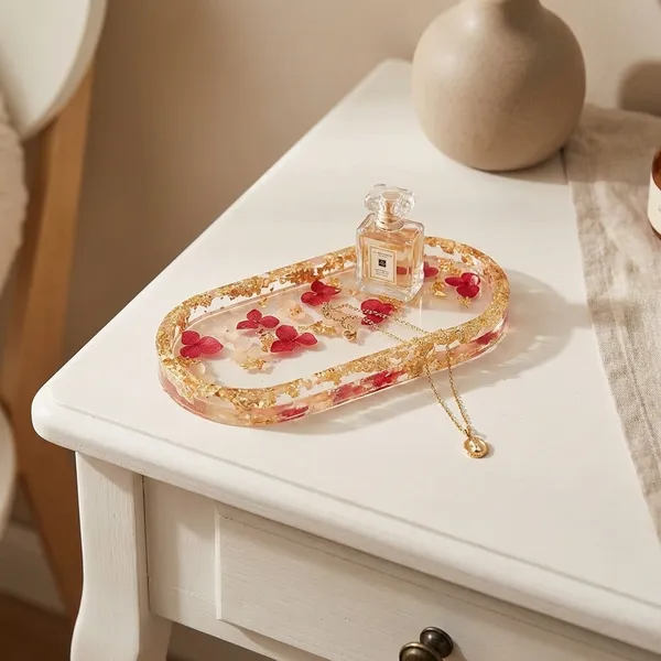 Resin_Jewelry_Tray_With_Dried_Flowers_And_Gold_Leaf