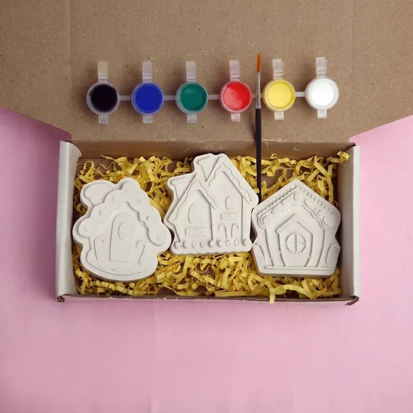 Diy_Paint_Your_Own_Gingerbread_House_Kit_With_6_Colors