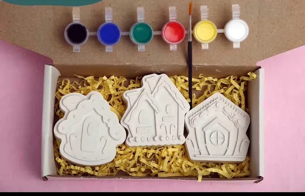 Diy_Paint_Your_Own_Gingerbread_House_Kit_With_6_Colors