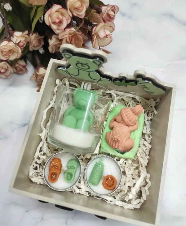 Baby_Shower_-Themed_Scented_Candle_Gift_Set_With_Candle_And_Soap